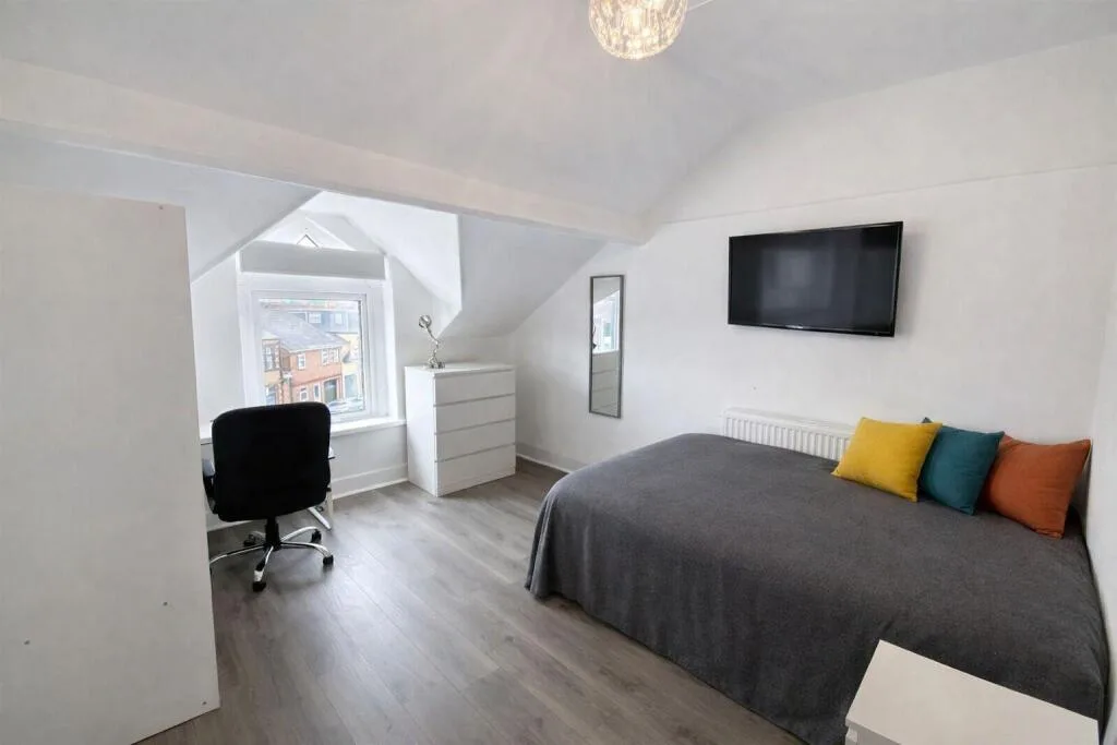 7 bedroom maisonette for rent