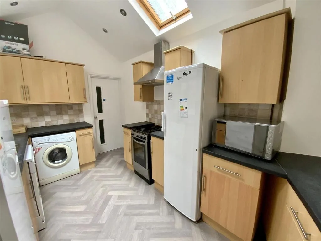 7 bedroom maisonette for rent