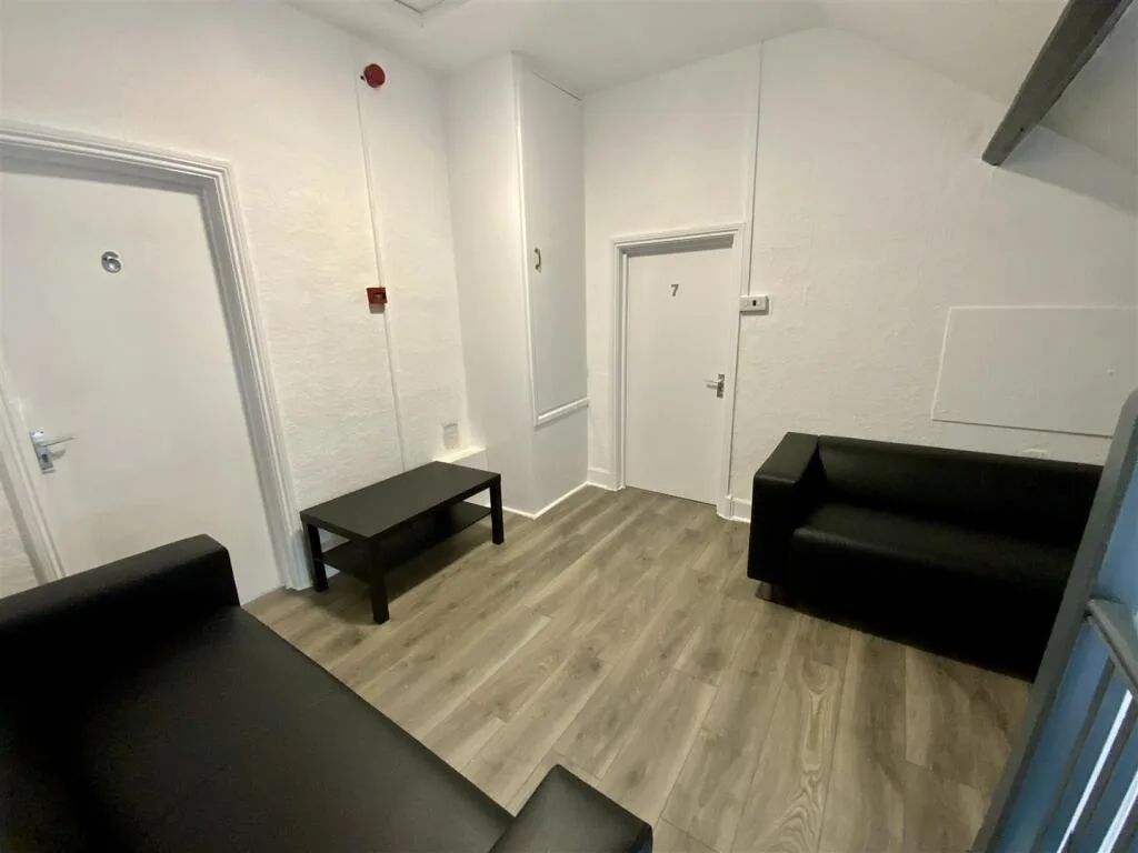 7 bedroom maisonette for rent