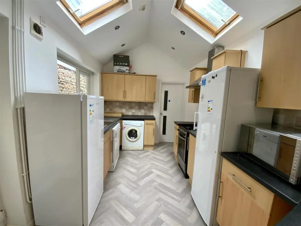 7 bedroom maisonette for rent