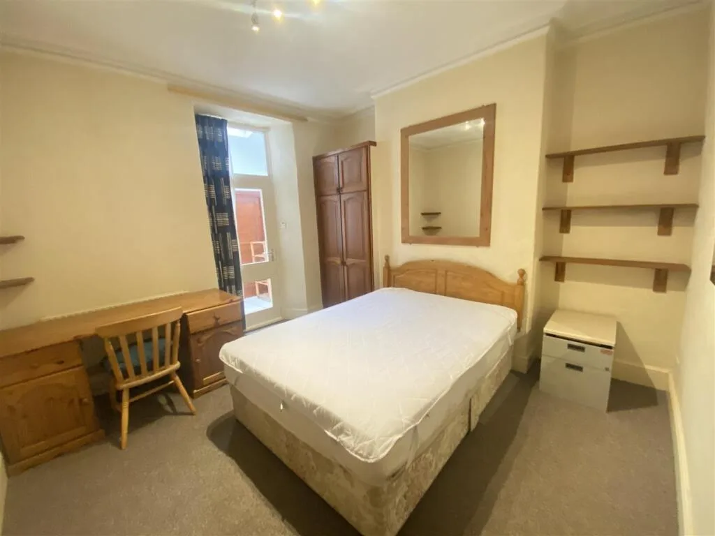 6 bedroom house for rent