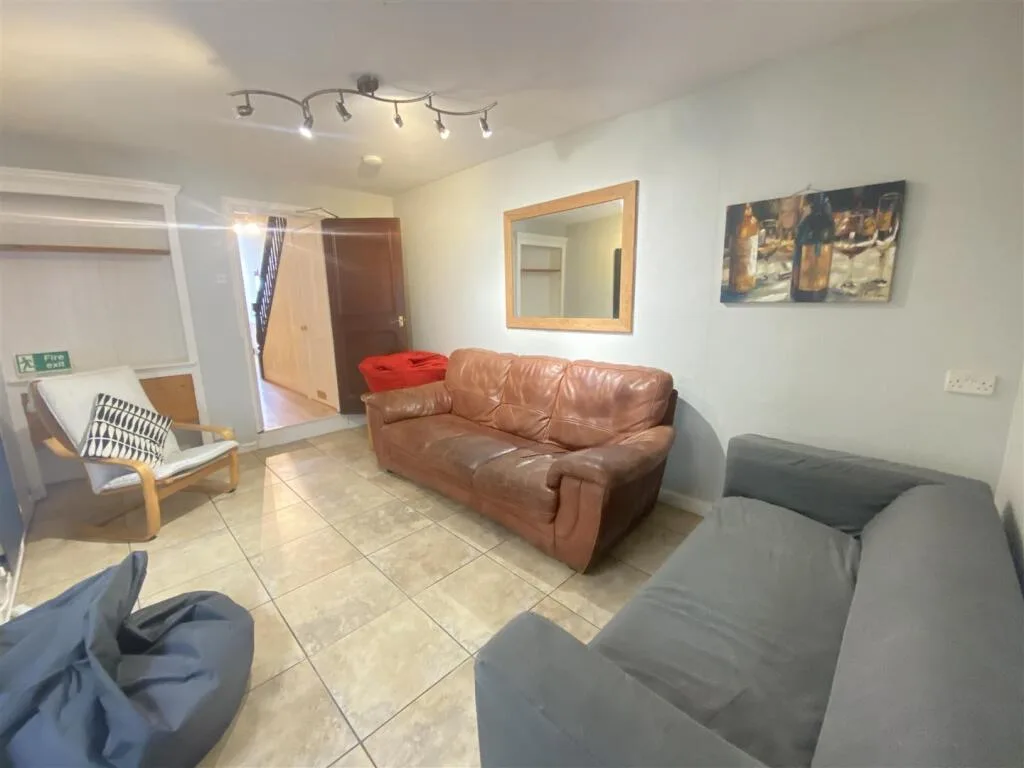 6 bedroom house for rent