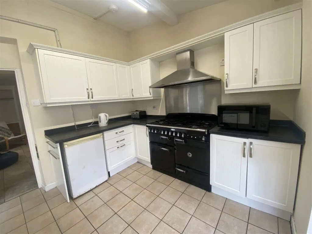 6 bedroom house for rent
