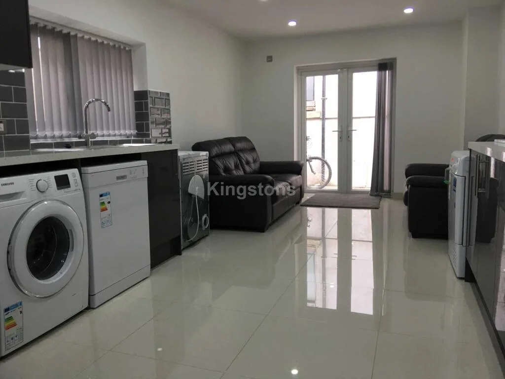 6 bedroom terraced house for rent