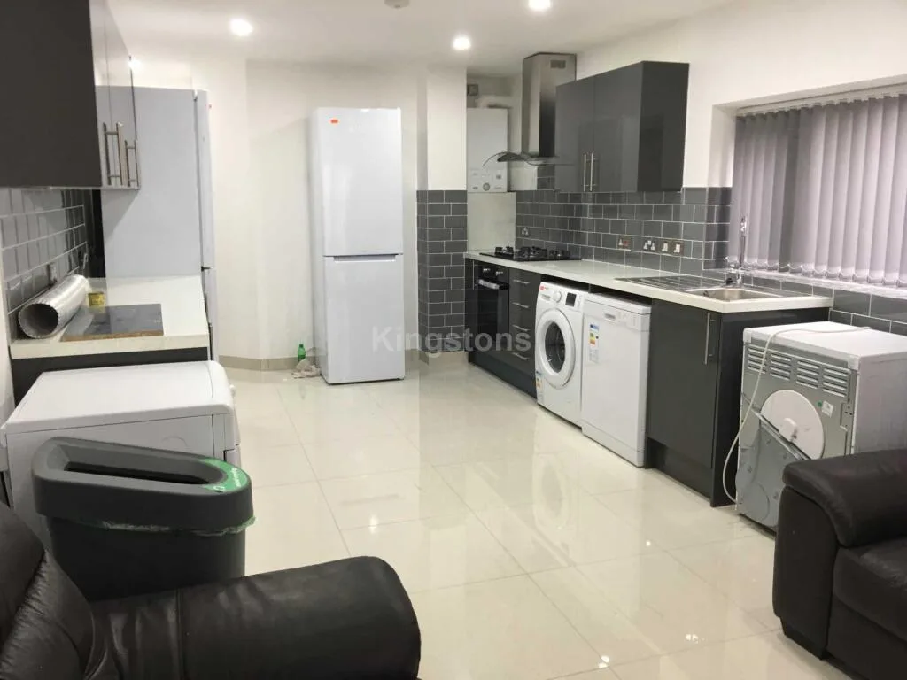 6 bedroom terraced house for rent