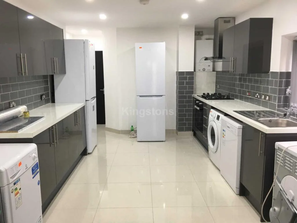6 bedroom terraced house for rent