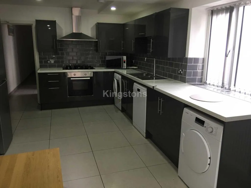 6 bedroom terraced house for rent