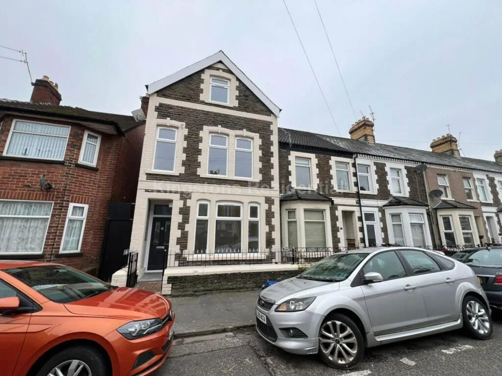 6 bedroom end of terrace house for rent
