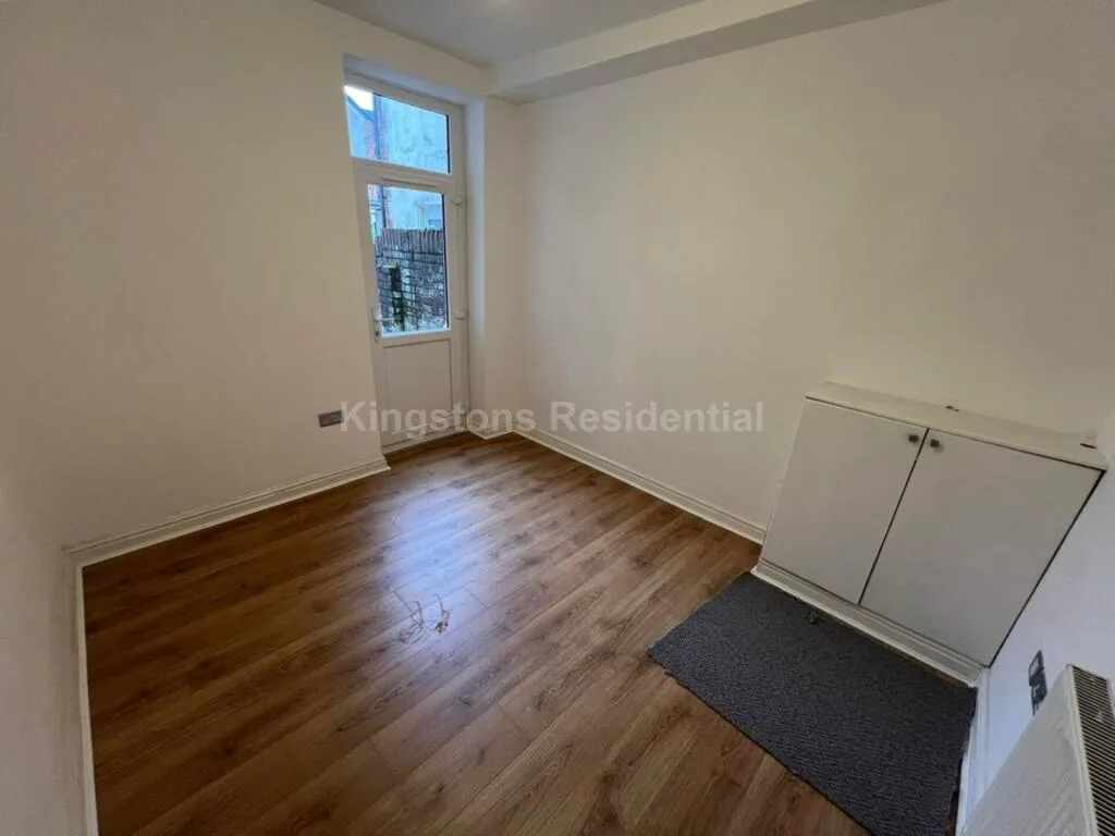 6 bedroom end of terrace house for rent