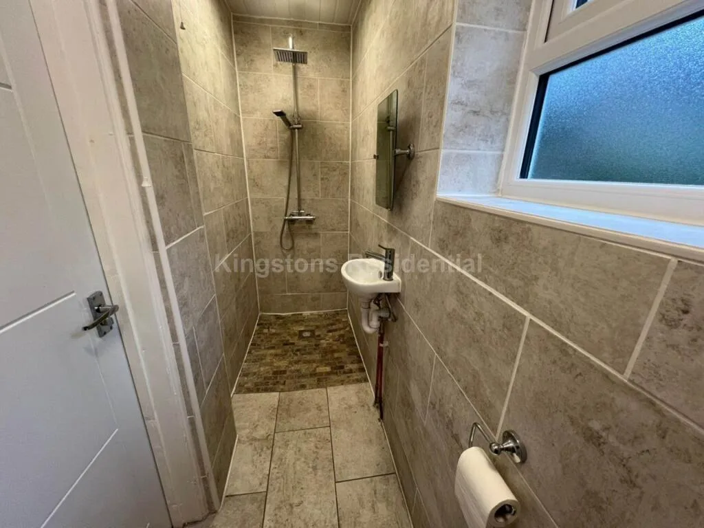 6 bedroom end of terrace house for rent