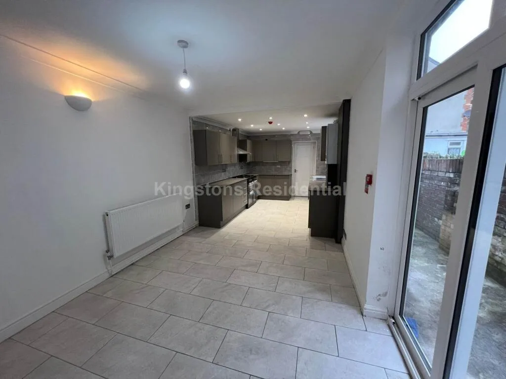 6 bedroom end of terrace house for rent