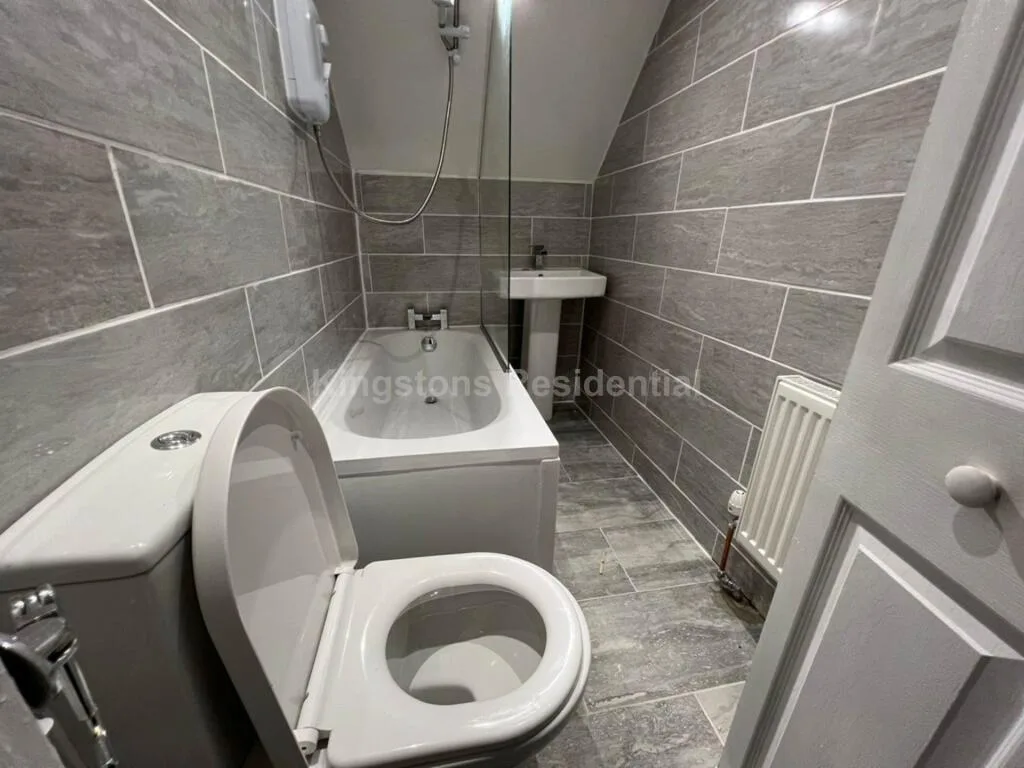 6 bedroom end of terrace house for rent