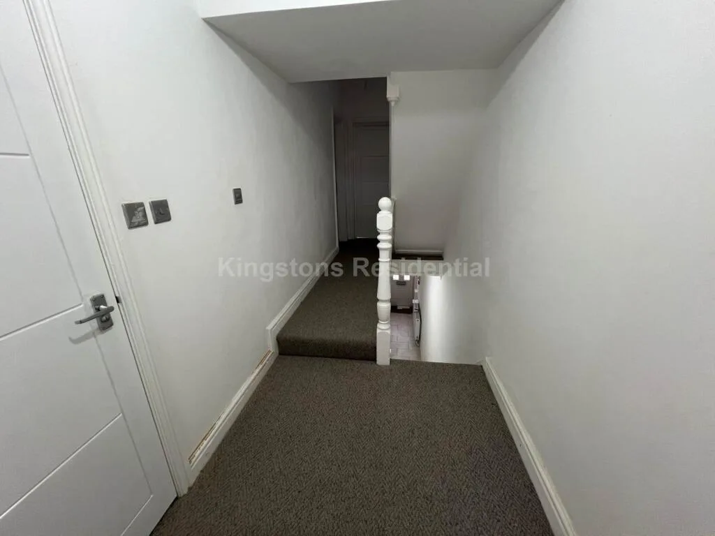 6 bedroom end of terrace house for rent