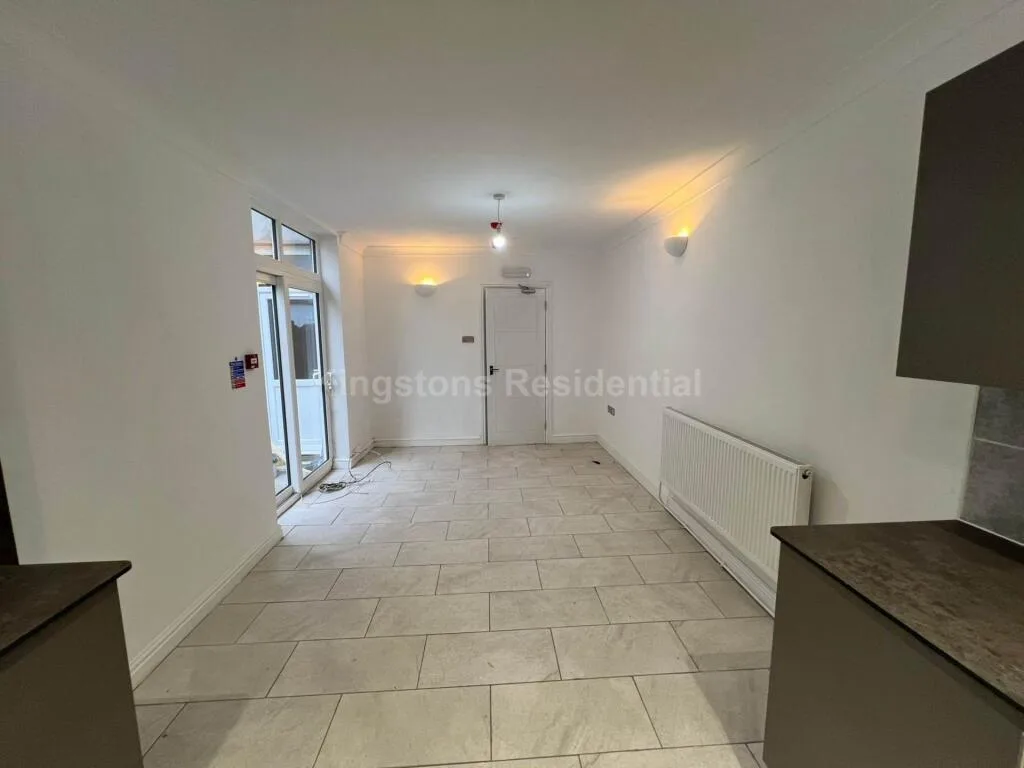 6 bedroom end of terrace house for rent