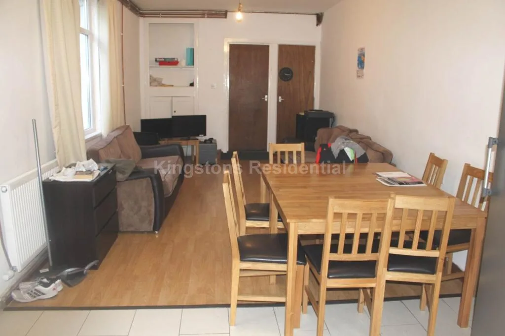 8 bedroom terraced house for rent