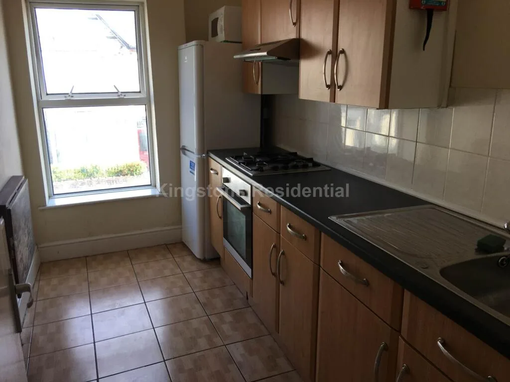 8 bedroom end of terrace house for rent