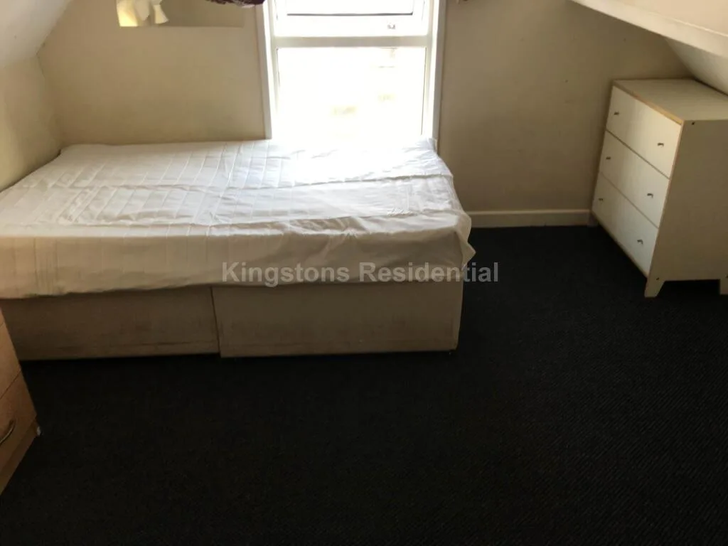 8 bedroom end of terrace house for rent