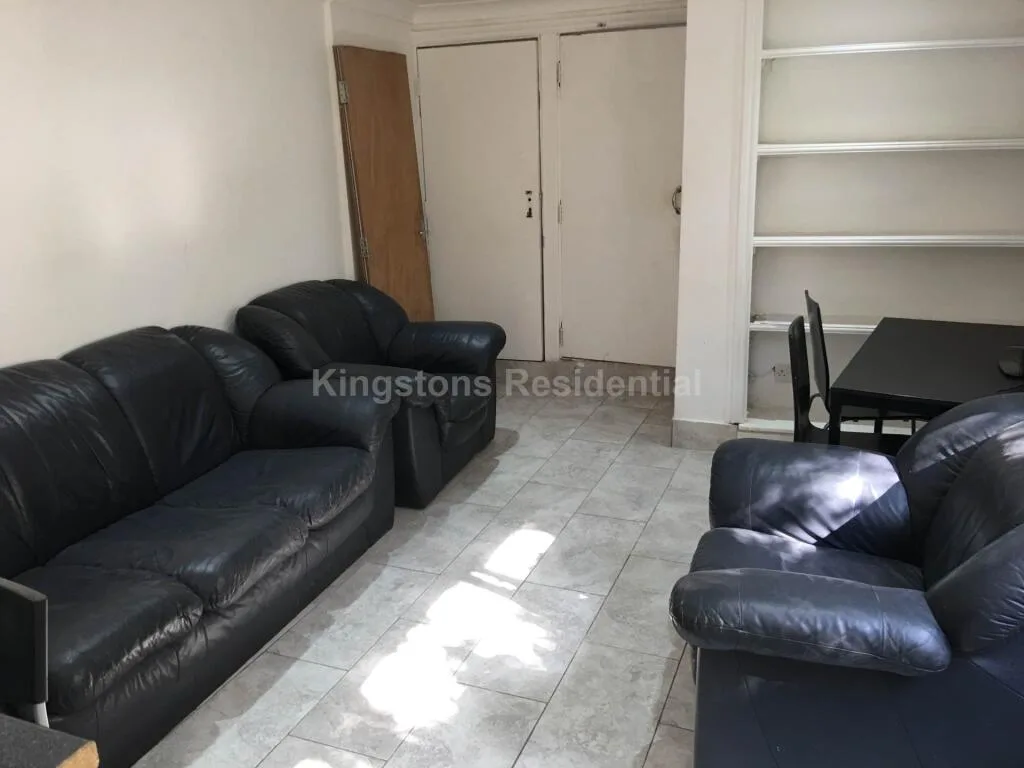 8 bedroom end of terrace house for rent