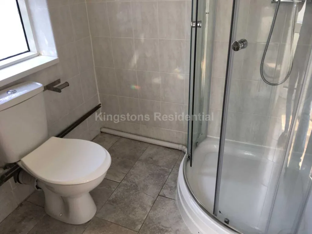 8 bedroom end of terrace house for rent