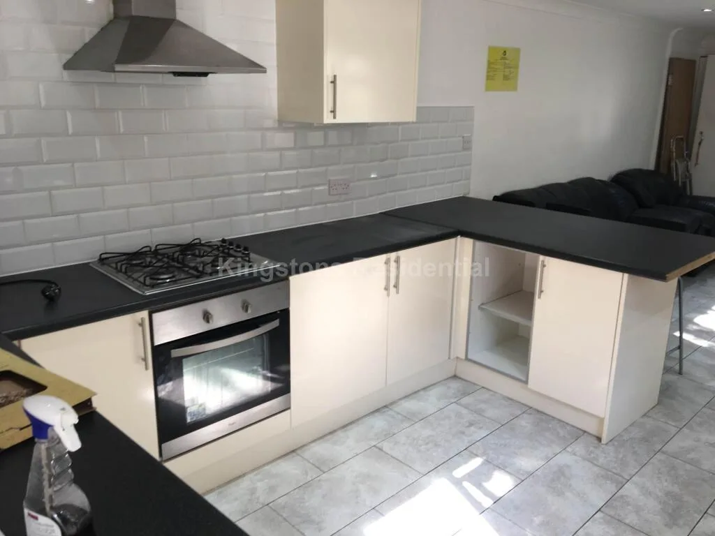 8 bedroom end of terrace house for rent
