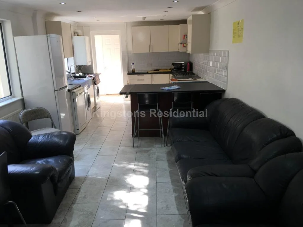 8 bedroom end of terrace house for rent