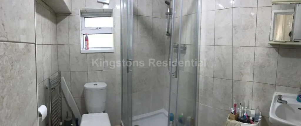 8 bedroom end of terrace house for rent