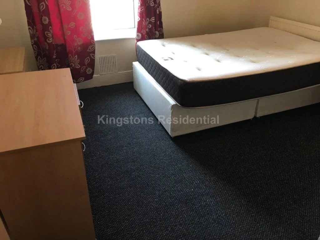8 bedroom end of terrace house for rent