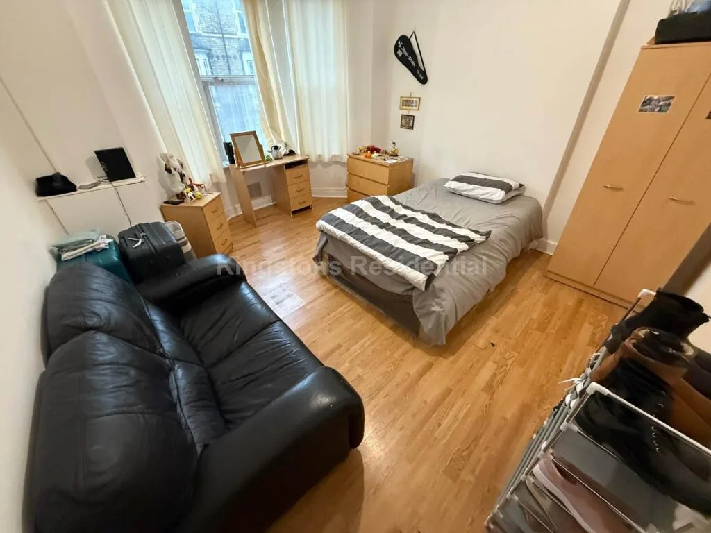 8 bedroom end of terrace house for rent
