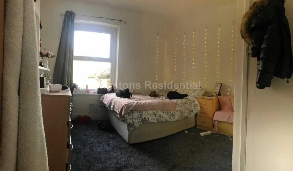 8 bedroom end of terrace house for rent