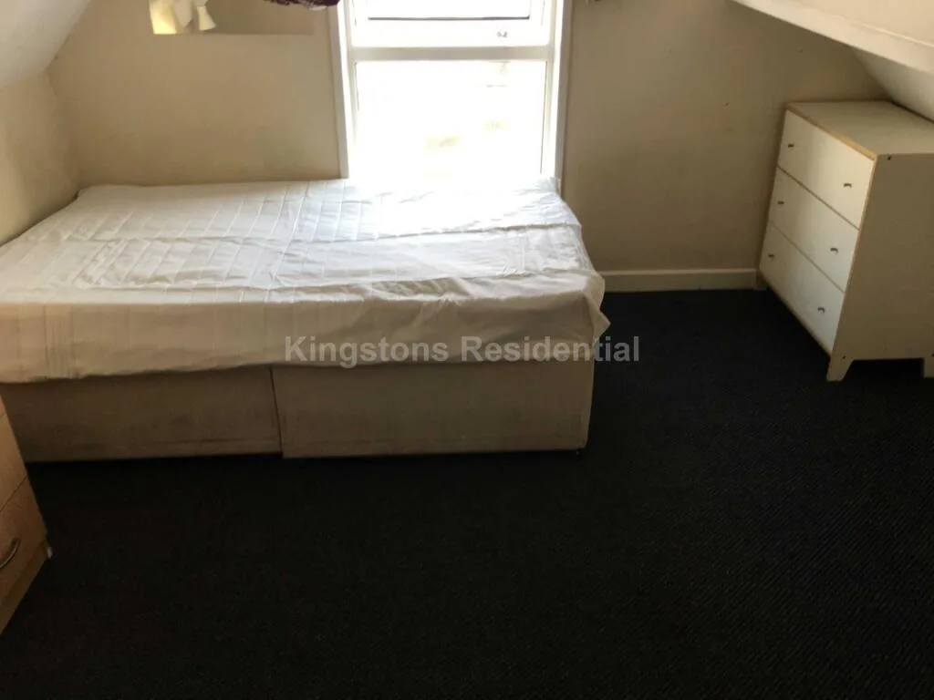 8 bedroom end of terrace house for rent