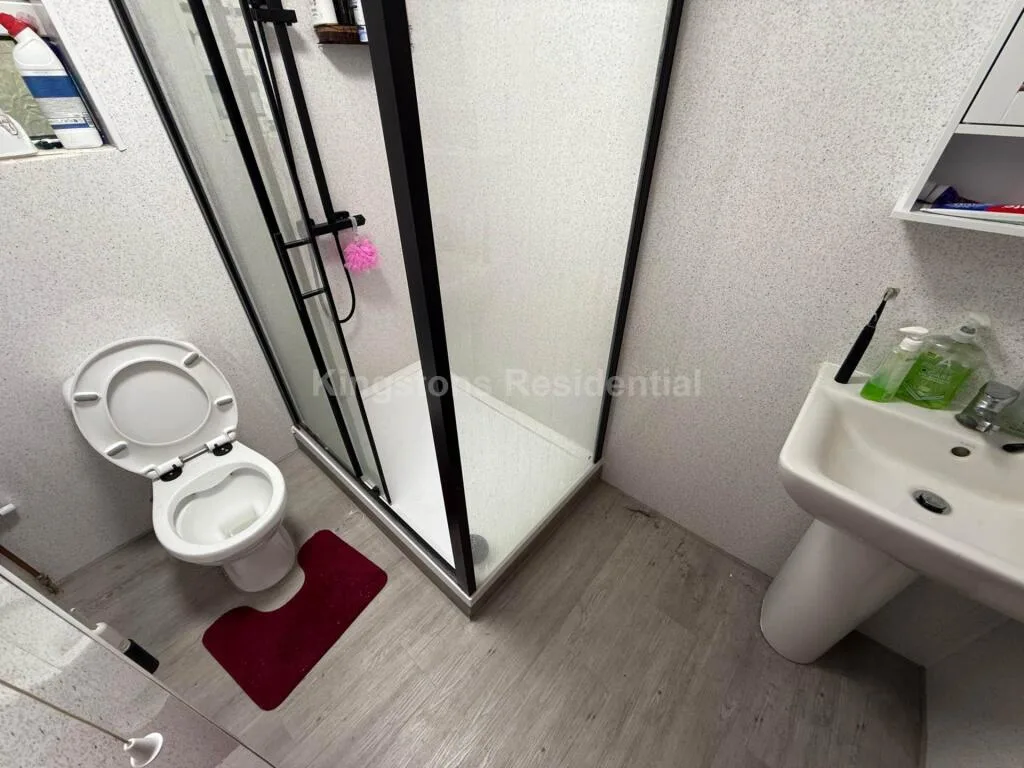 8 bedroom end of terrace house for rent
