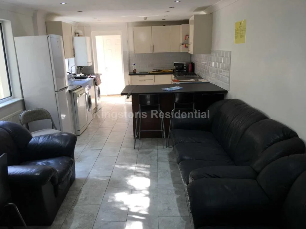 8 bedroom end of terrace house for rent