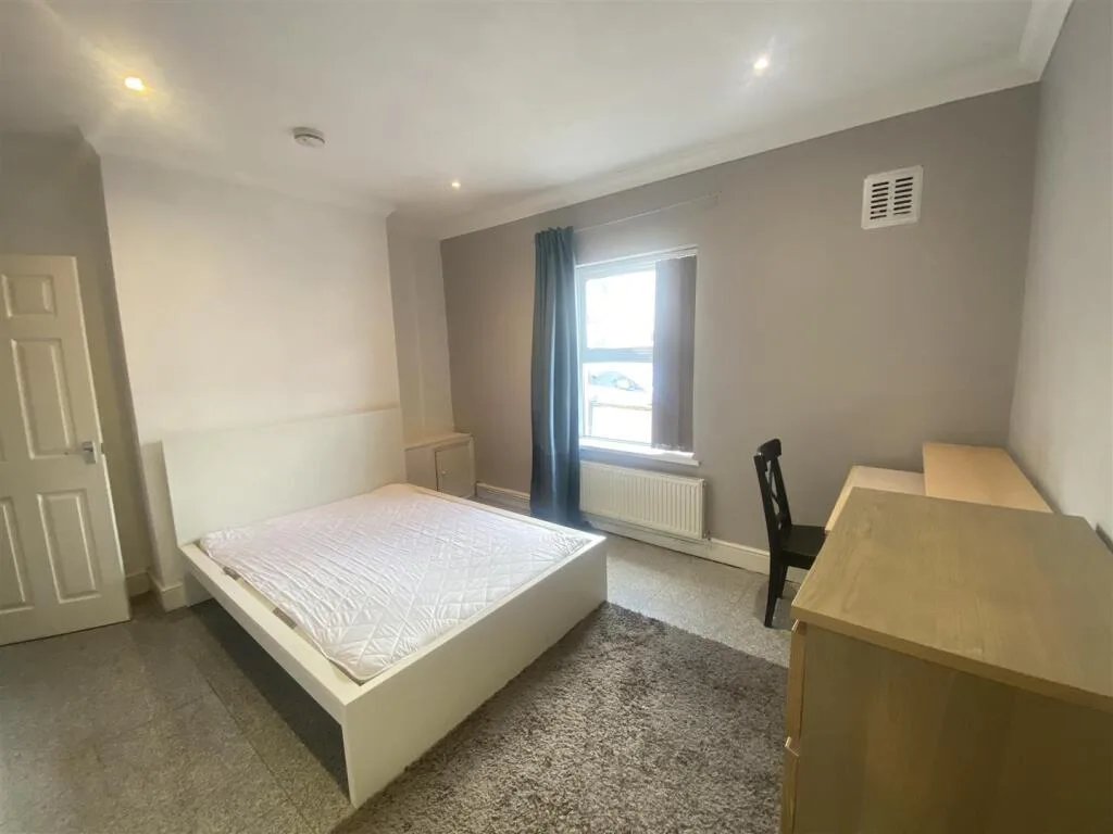 6 bedroom house for rent