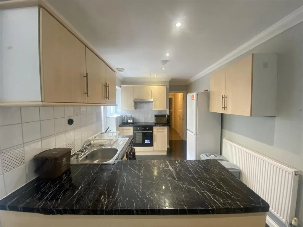 6 bedroom house for rent