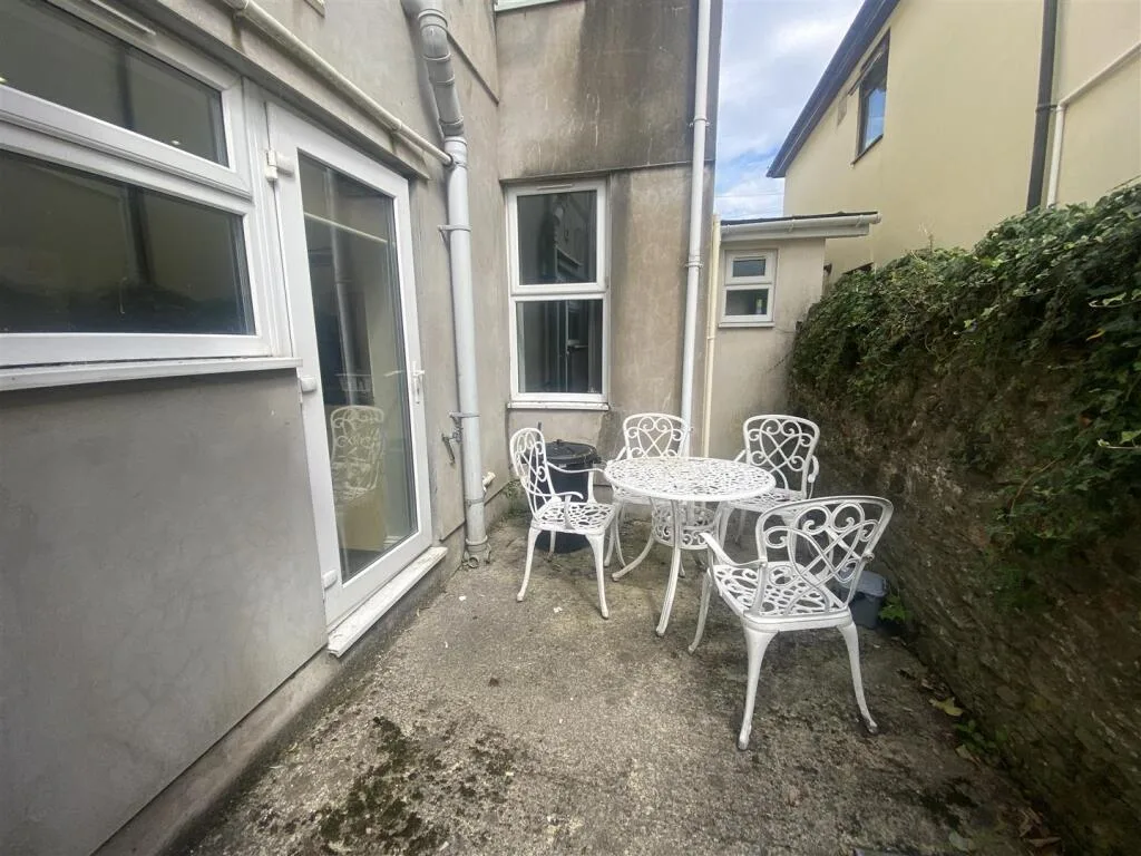 6 bedroom house for rent