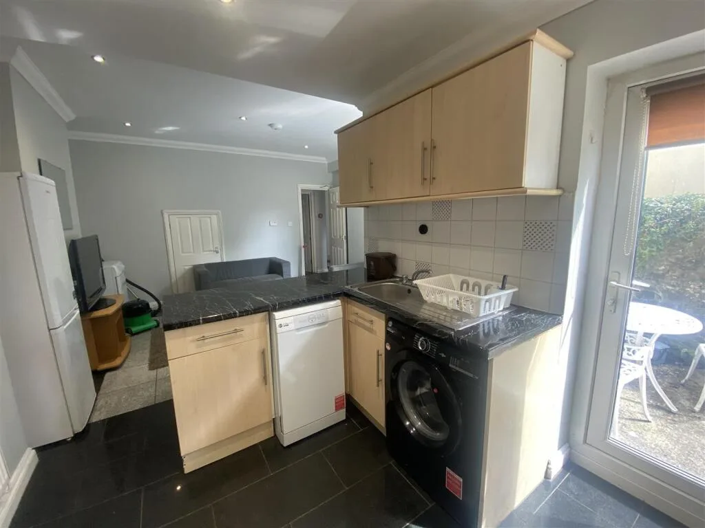 6 bedroom house for rent