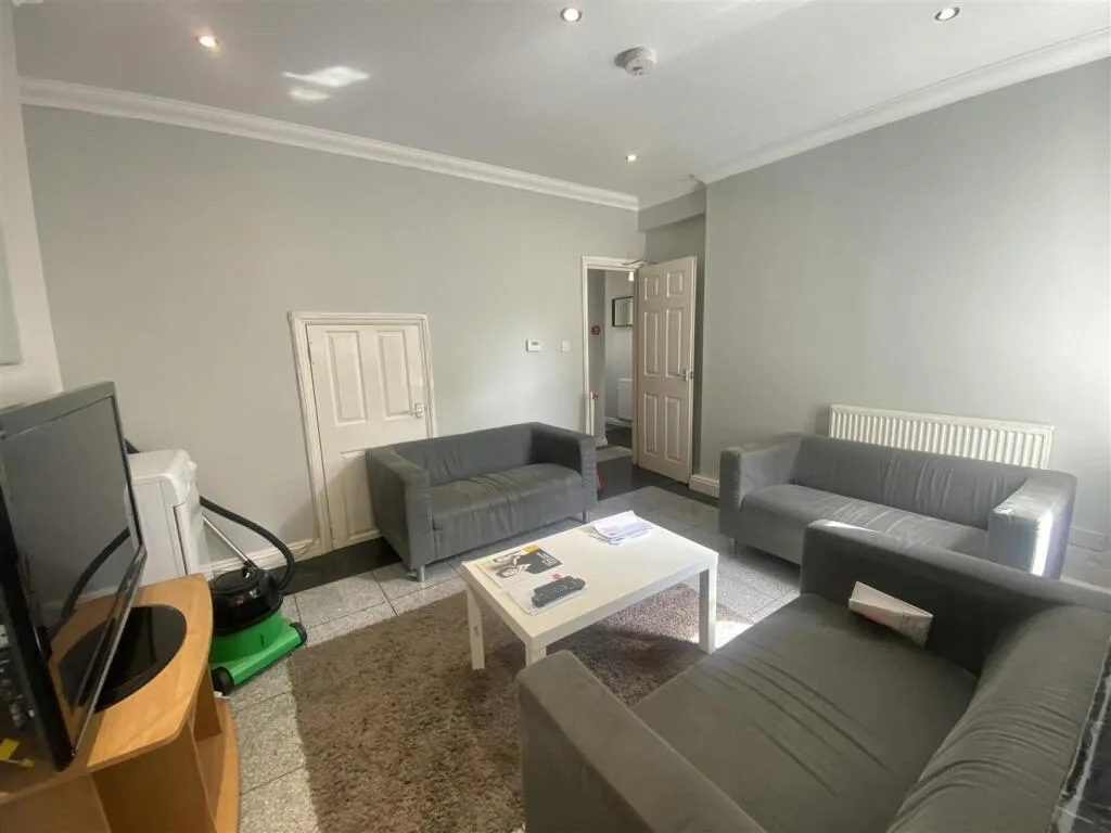 6 bedroom house for rent
