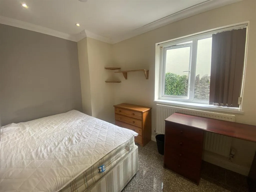 6 bedroom house for rent