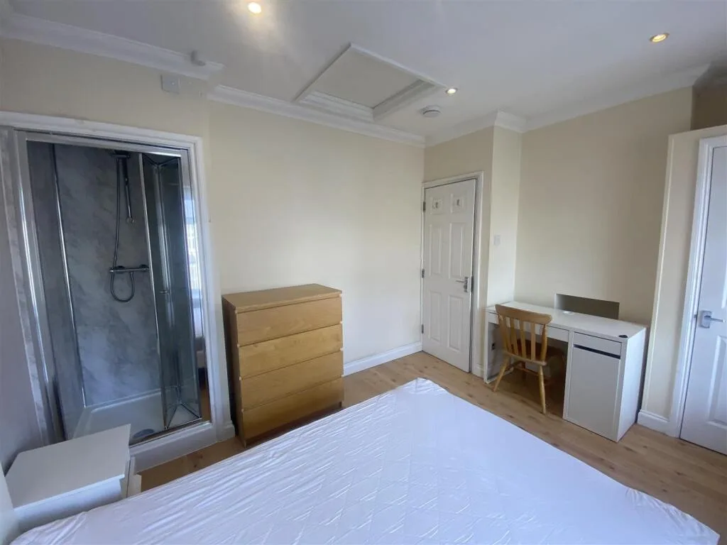 6 bedroom house for rent