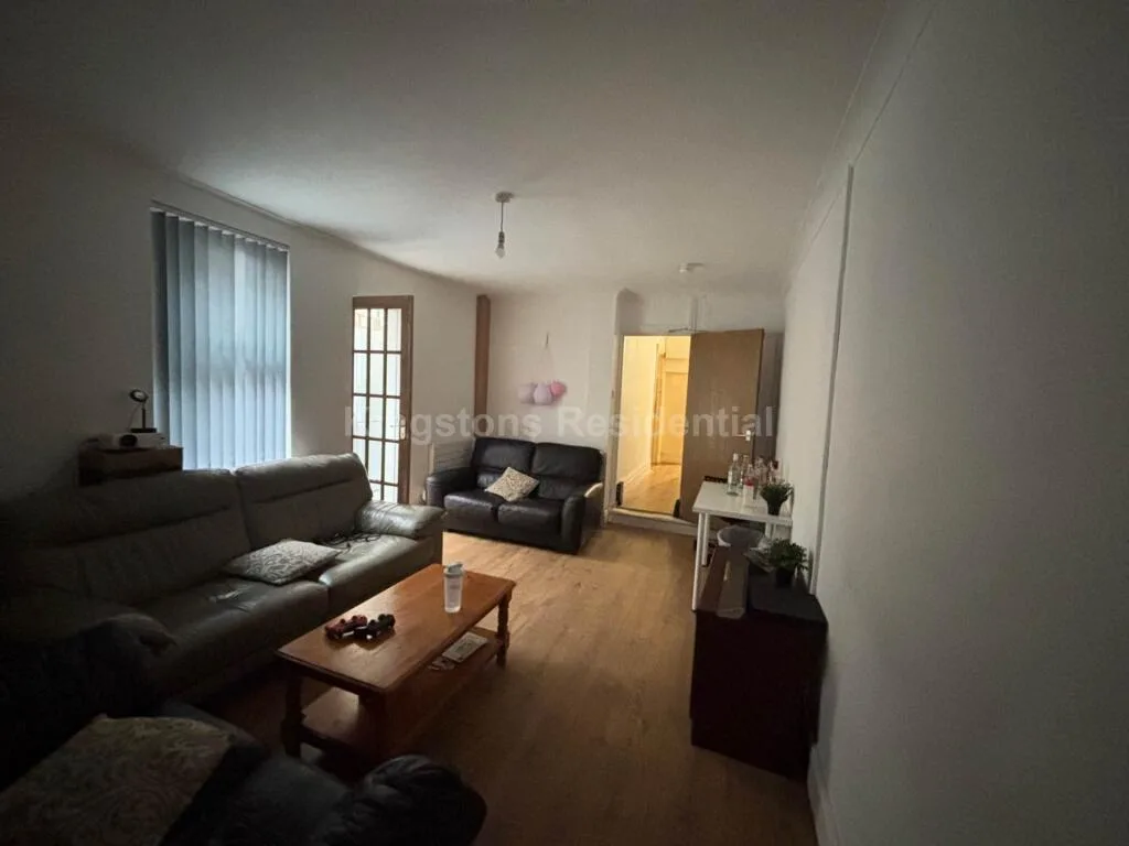 5 bedroom terraced house for rent