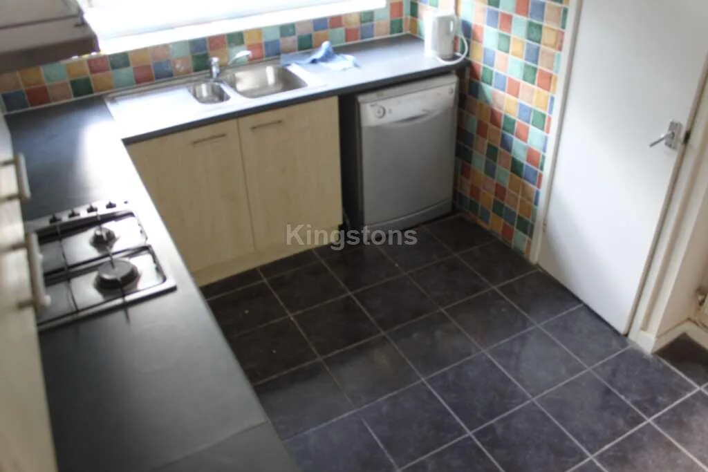 5 bedroom terraced house for rent