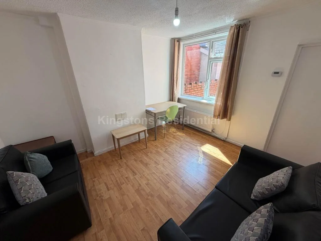 5 bedroom terraced house for rent