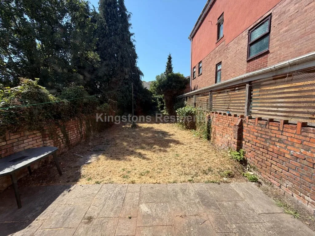 5 bedroom terraced house for rent