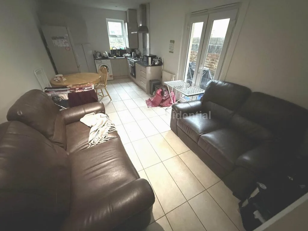 5 bedroom terraced house for rent