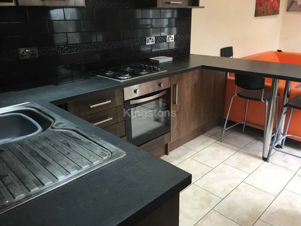 5 bedroom terraced house for rent