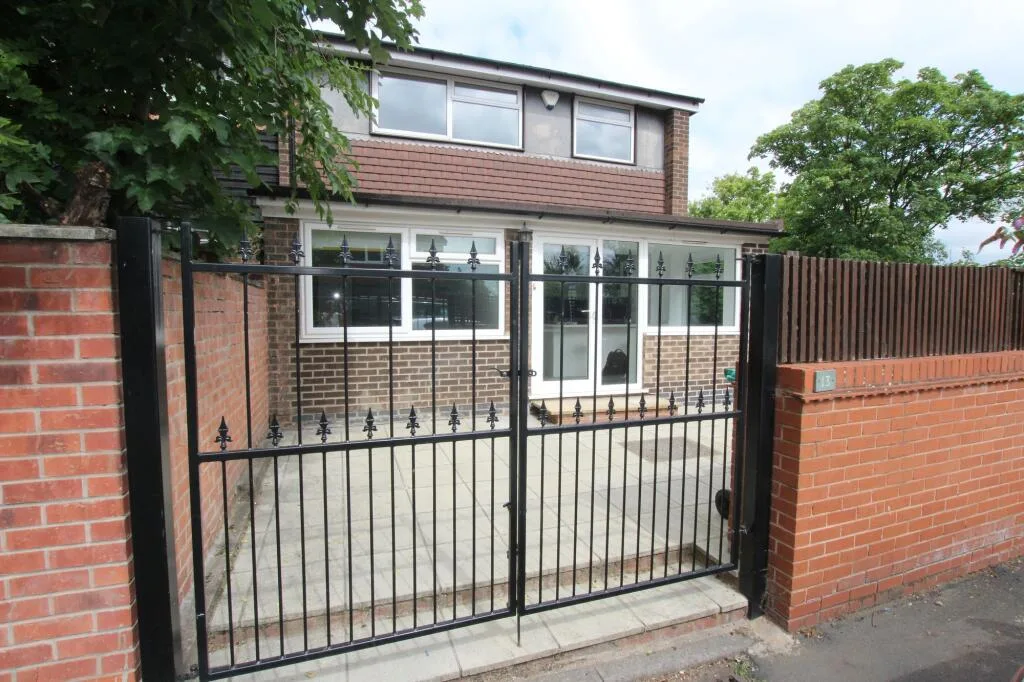 4 bedroom semi-detached house for rent