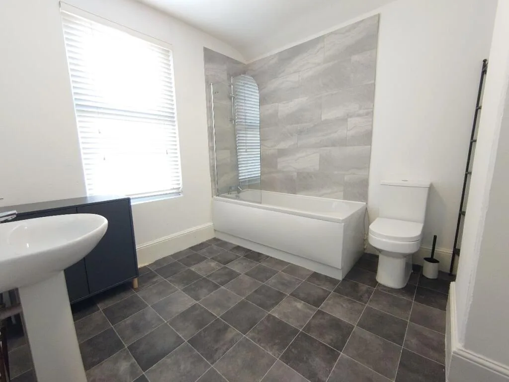 5 bedroom terraced house for rent
