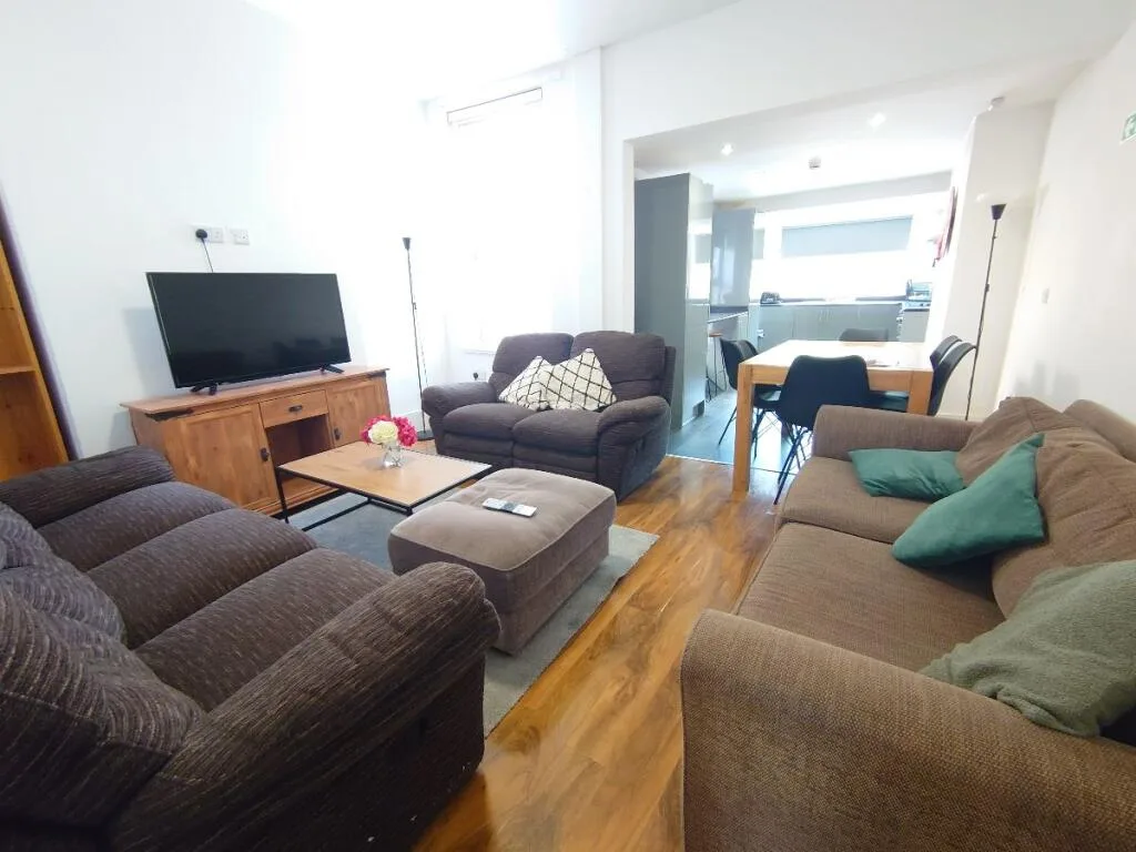 5 bedroom terraced house for rent