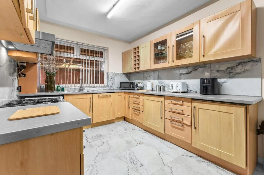 4 bedroom end of terrace house for rent