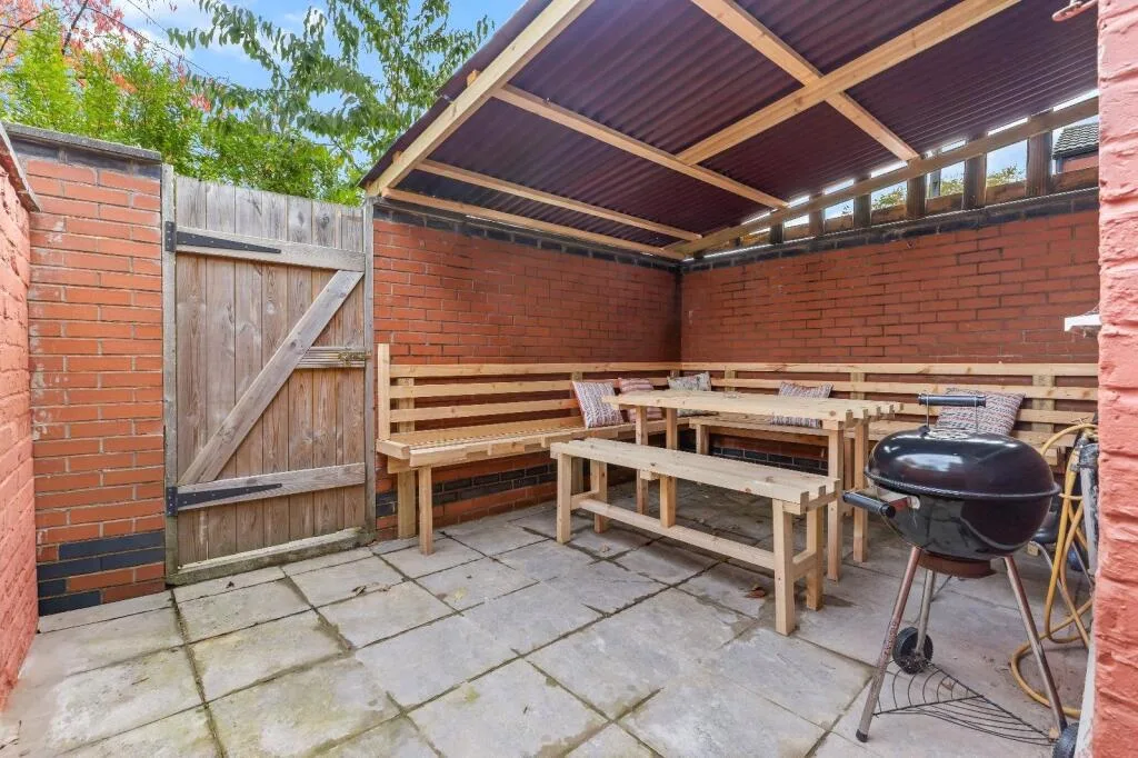 4 bedroom end of terrace house for rent